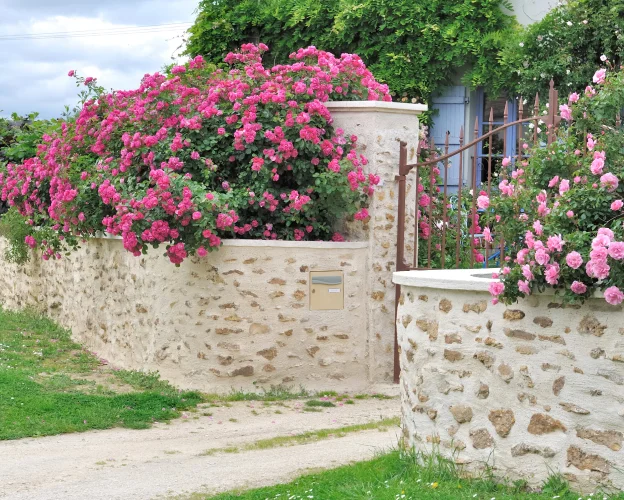 mur avec fausse pierre à Massognes dans la Vienne 86