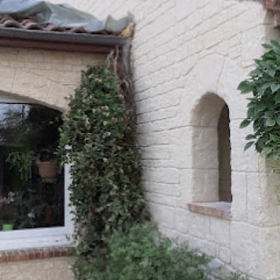 mur en fausse pierre apparente à Massognes dans la Vienne 86